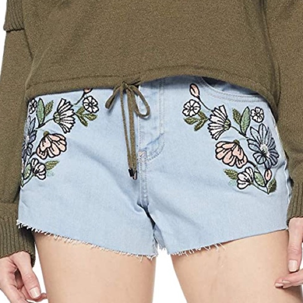 FLOWER EMBROIDERED SHORTS